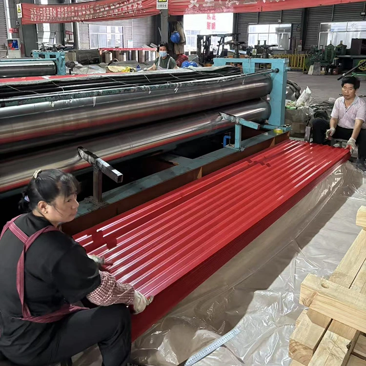 カラーコーティングされた波形金属屋根材